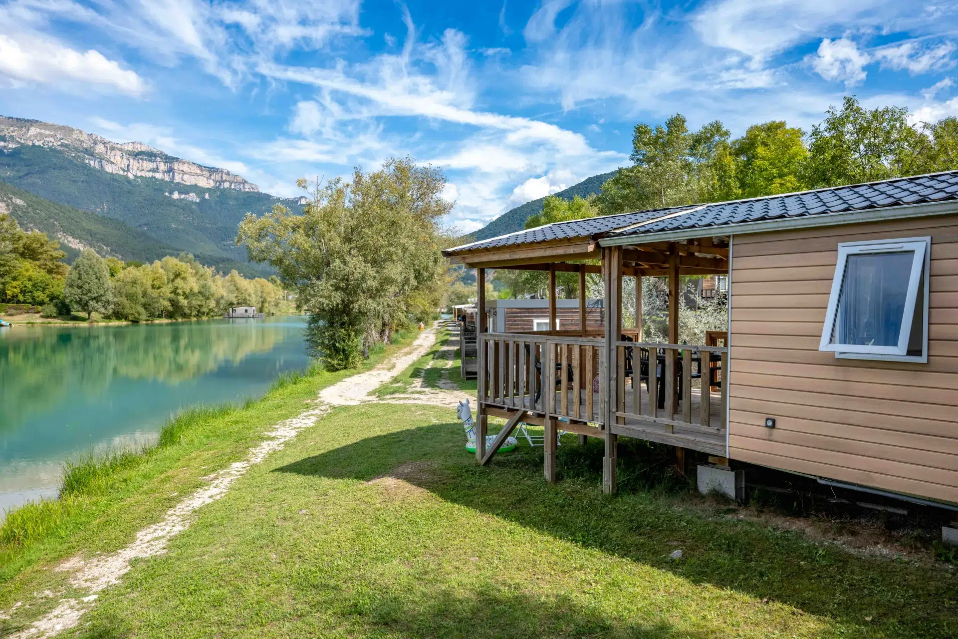 Camping-Drome-Lac-Bleu-Ciela-Loggia-Premium-33m2-Bord-de-Lac